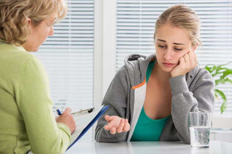 Чем вызвана депрессия у девушек подросткового возраста?