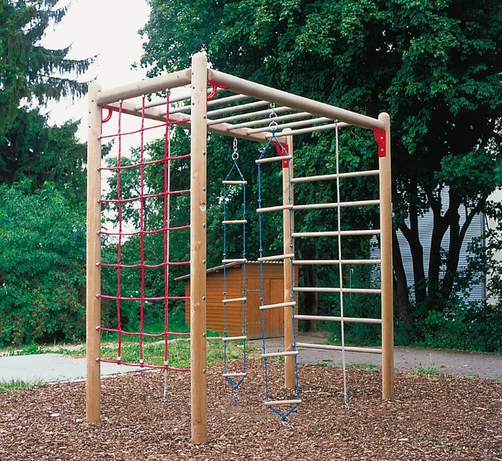 Как обустроить участок с детской площадкой на даче